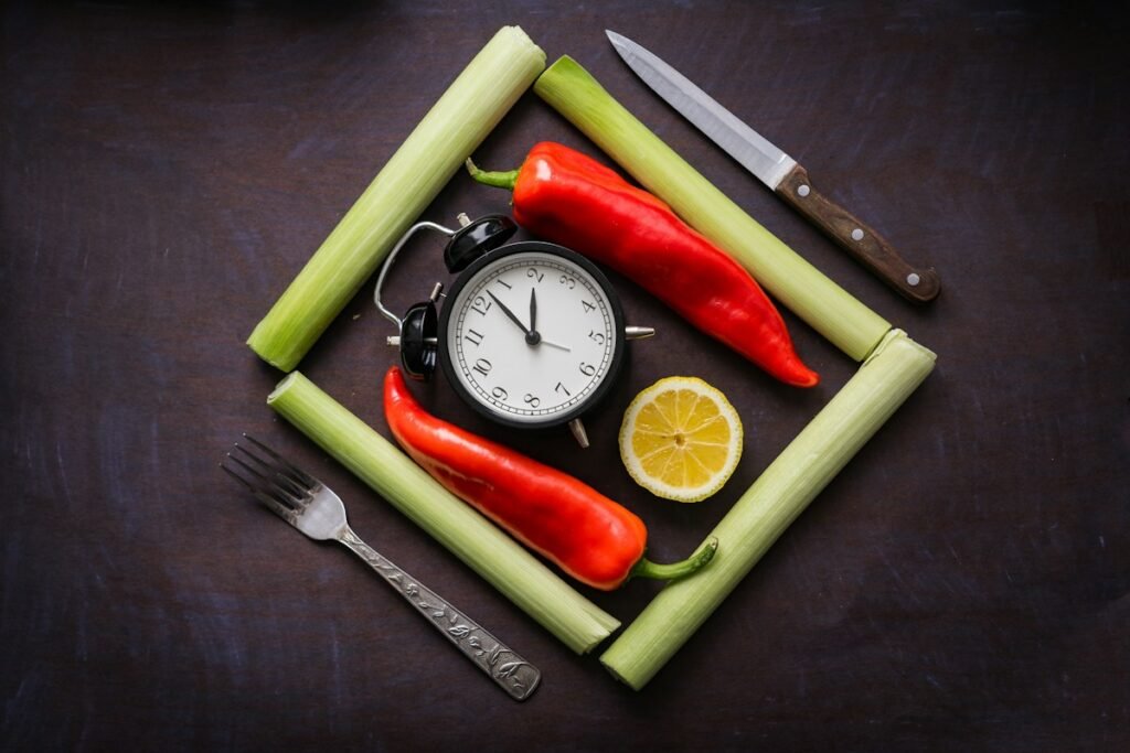 Healthy meal with clock symbolizing intermittent fasting schedule and timing